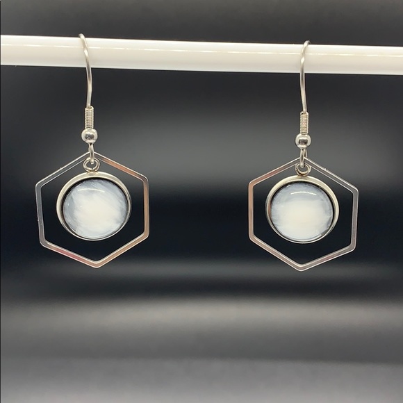 Jewelry - 20286 ⭐️White/Grey brushed style resin earrings⭐️. 12mm.